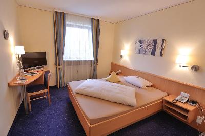 Hotel Bockmaier Oberfprammern bei München Zimmer Doppelbett Fernseher Tisch