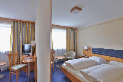 Hotel Bockmaier Oberfprammern bei München Zimmer Doppelbett TV