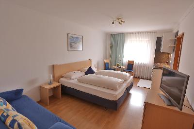 Hotel Bockmaier Oberfprammern bei München Zimmer Doppelbett Couch Fernseher