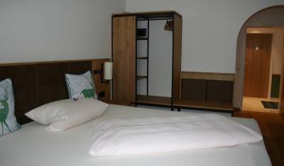Hotel Bockmaier Oberpframmern Zimmer Doppelbett Schrank