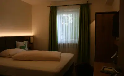 Hotel Bockmaier Oberfprammern bei München Zimmer Bett Schrank