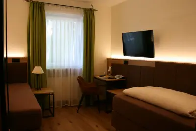 Hotel Bockmaier Oberfprammern bei München Zimmer Einzelbett TV