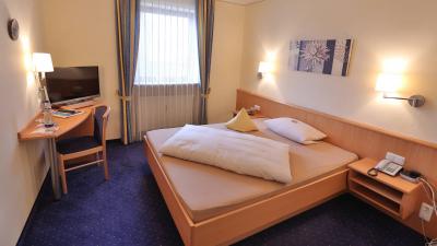 Hotel Bockmaier Oberpframmern Zimmer Doppelbett TV