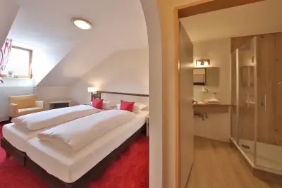 Hotel Bockmaier Oberfprammern bei München Zimmer Doppelbett Dusche