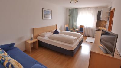 Hotel Bockmaier Oberpframmern Zimmer Doppelbett TV